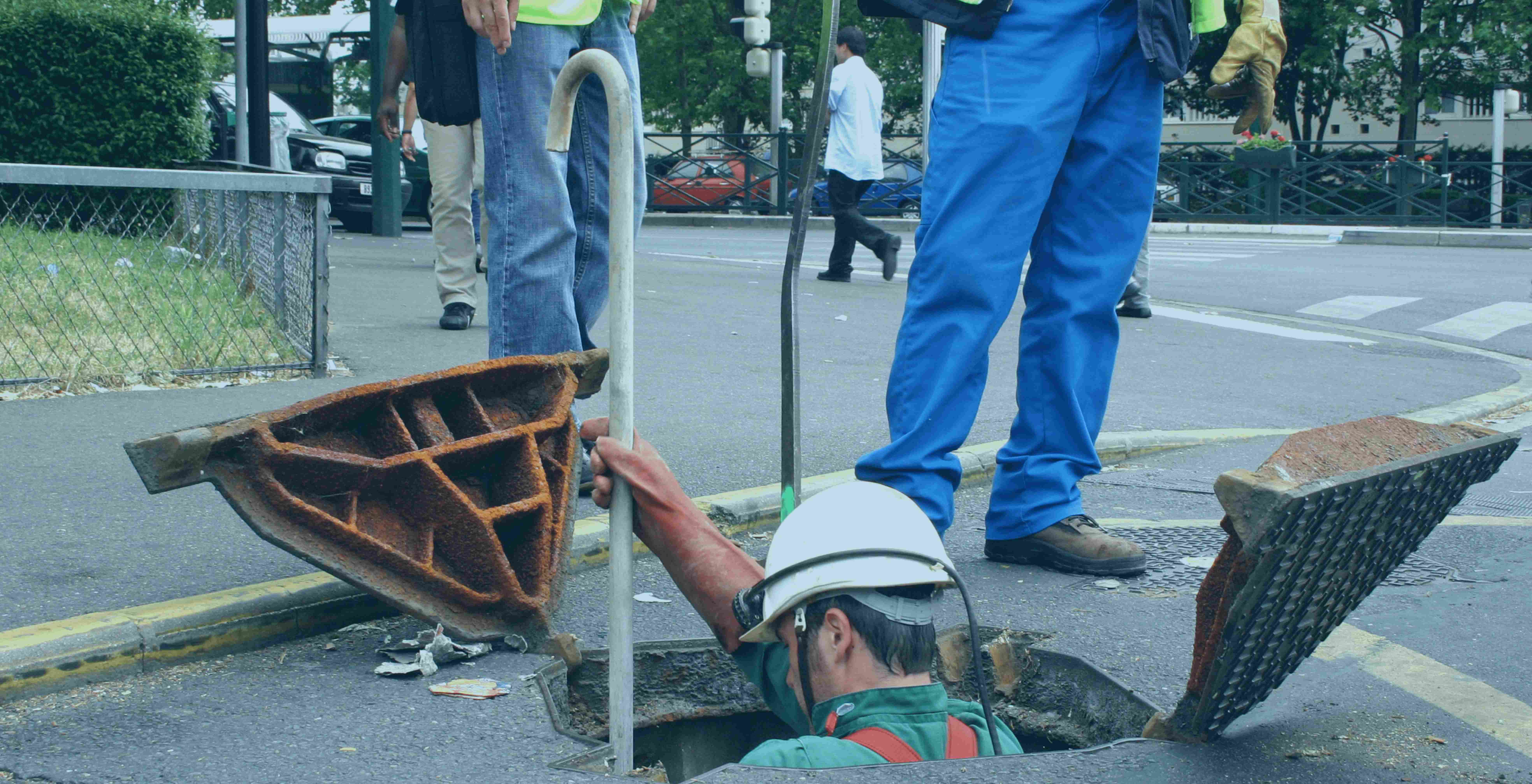 ouvrier descend dans les égouts